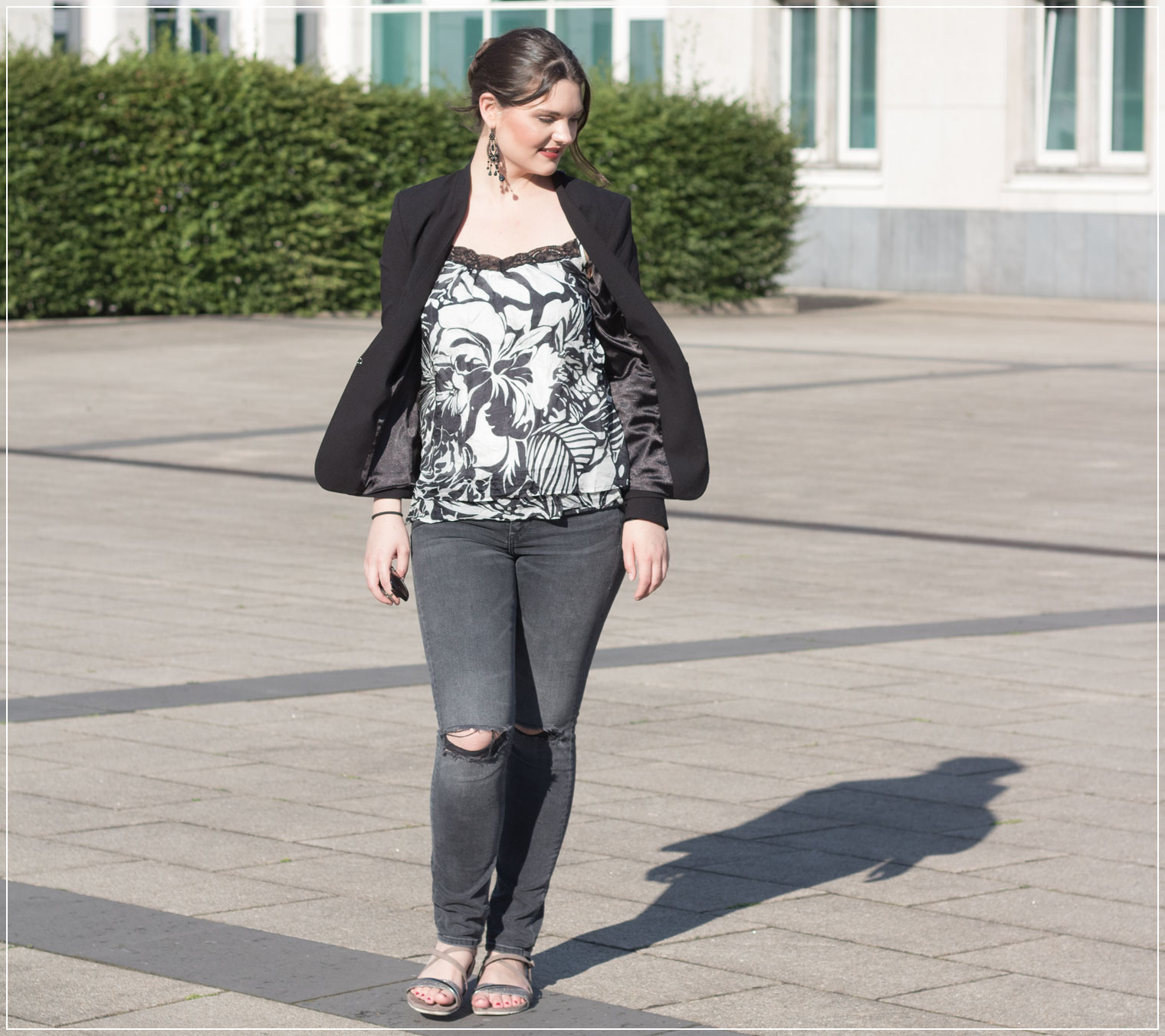 Ripped Jeans, flache Sandalen, Theaterabend, Sommerlook, Sommeroutfit, Eveninglook