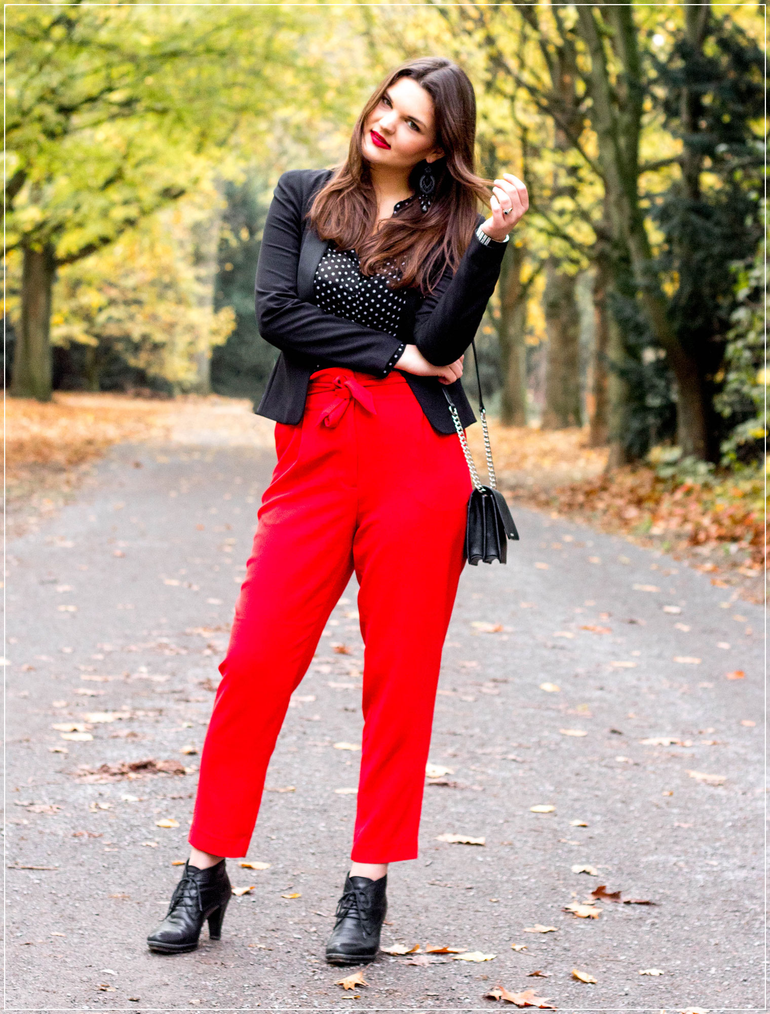 Paperbag Hose, Rot, Business Style, GOP Essen, Trendfarbe, Modetrend, eleganter Style, Herbstoutfit, Classylook, Outfitinspiration, Winterstyle, Abendoutfit, Modebloggerin, Fashionbloggerin, Modeblog, Ruhrgebiet