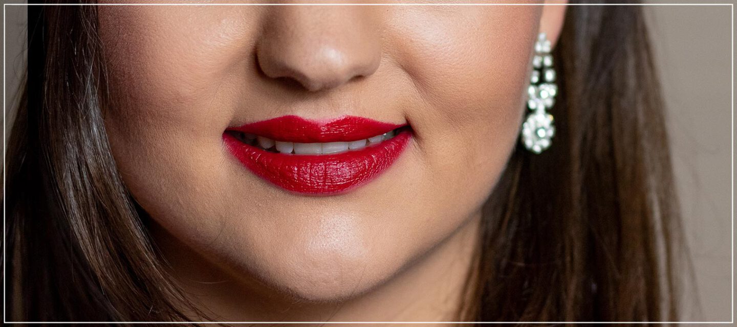Anleitung für ein weihnachtliches Make-Up mit roten Lippen