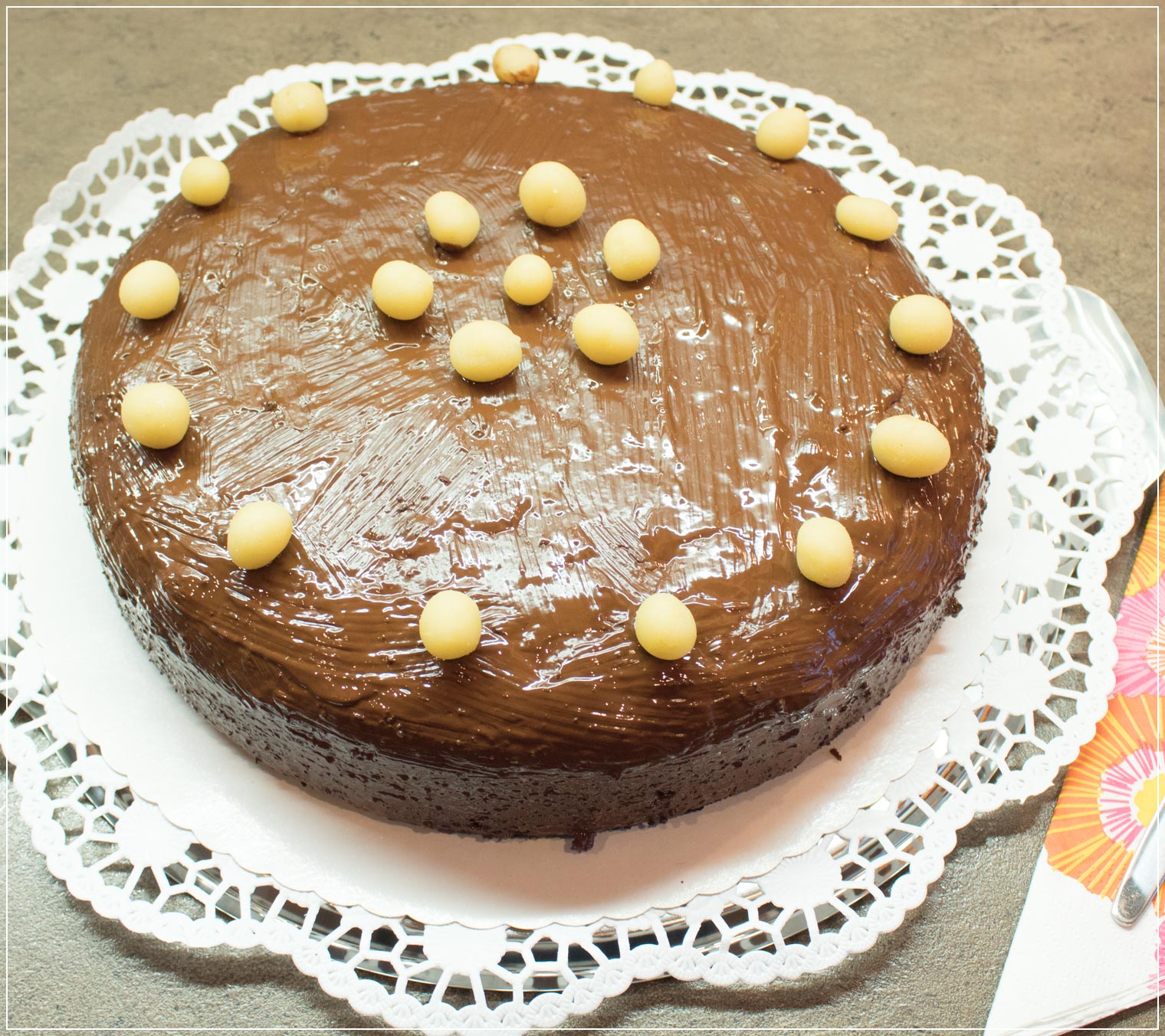 Schokoladenkuchen mit zwei Sorten Schokoladen und Kirschen