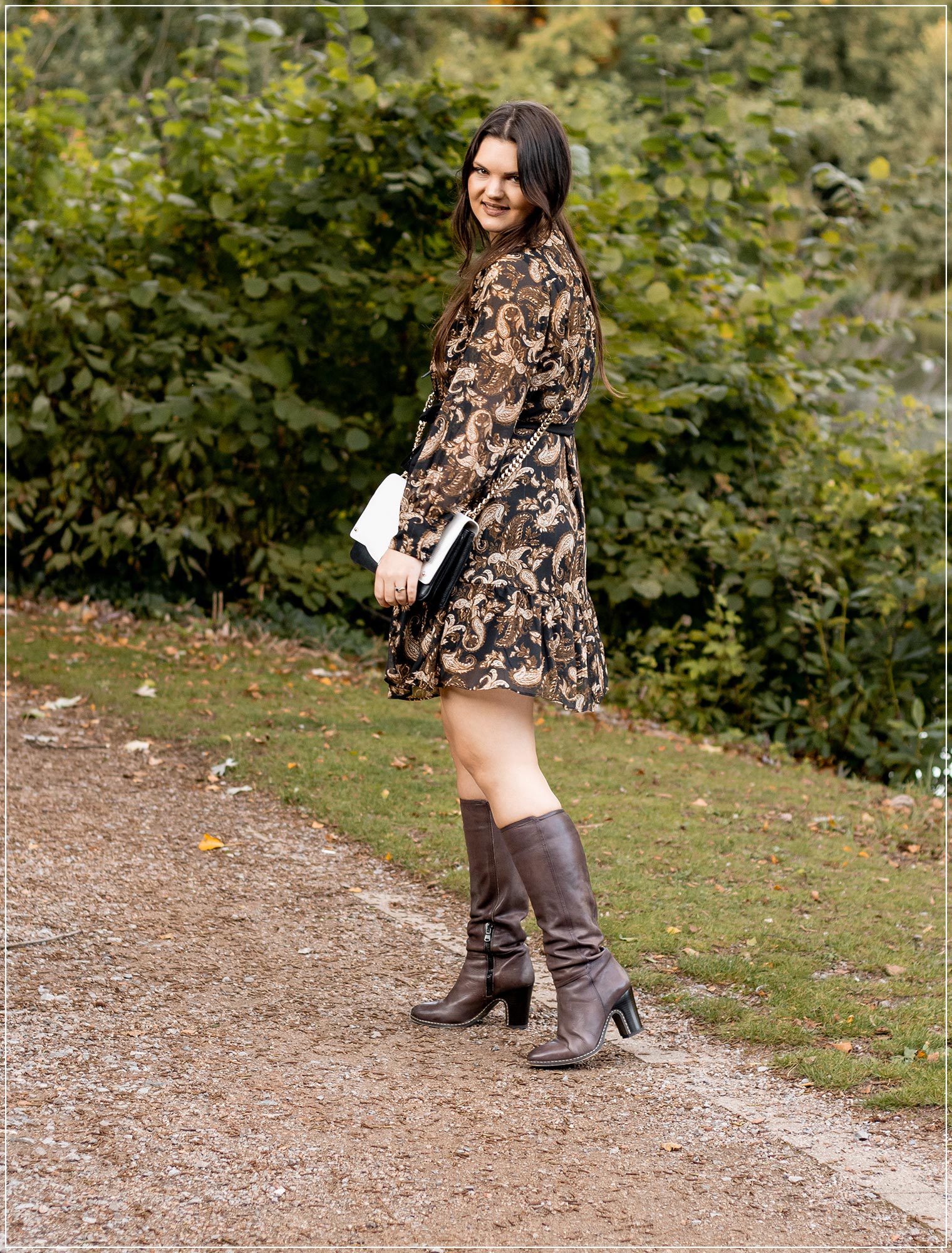 Paisley-Kleid im Herbst stylen