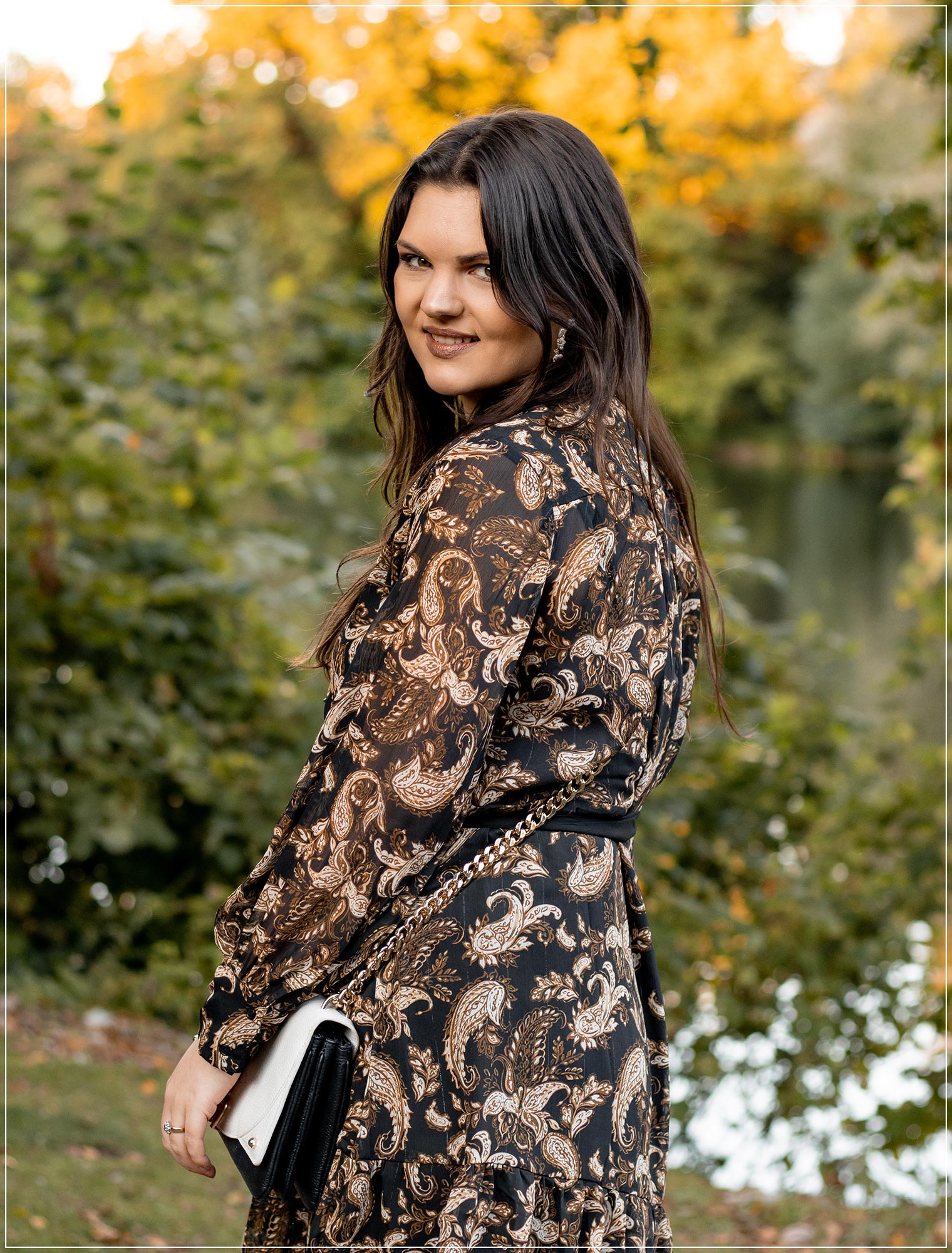 Paisley-Kleid im Herbst stylen