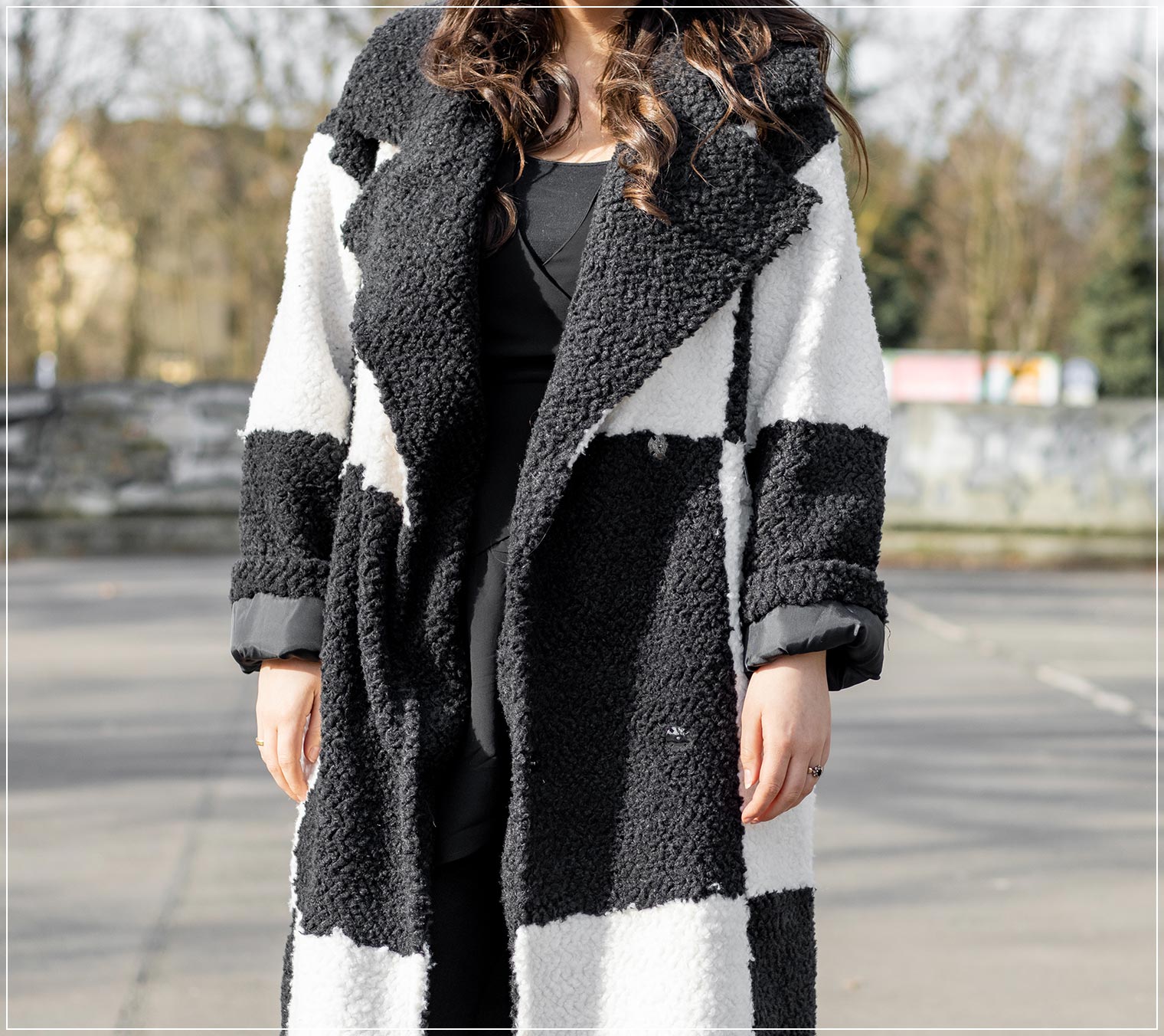 schwarzer weißer Teddymantel als Winteroutfit mit Kleid