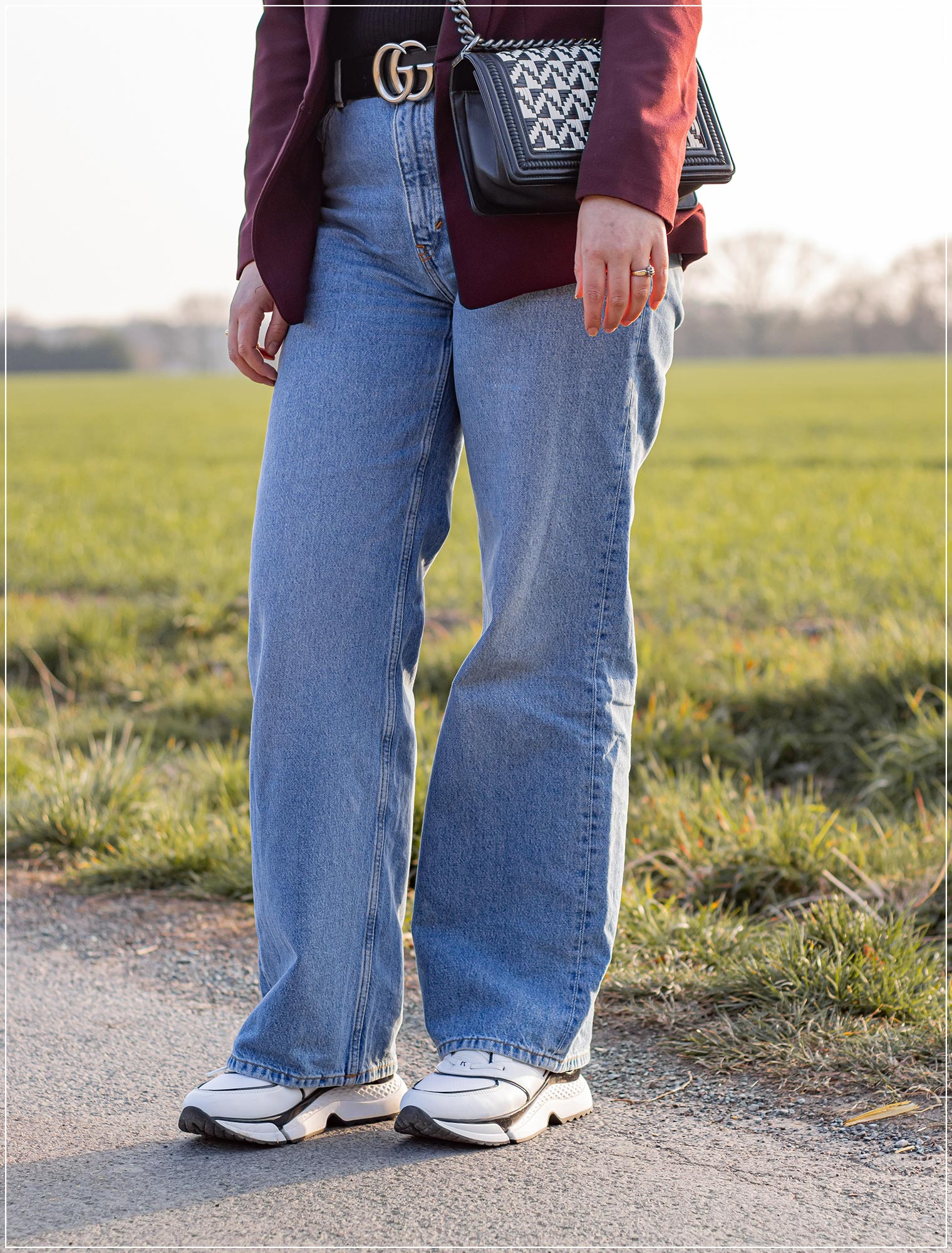 Wide Leg Jeans als Key Piece in einem sportlichen Look