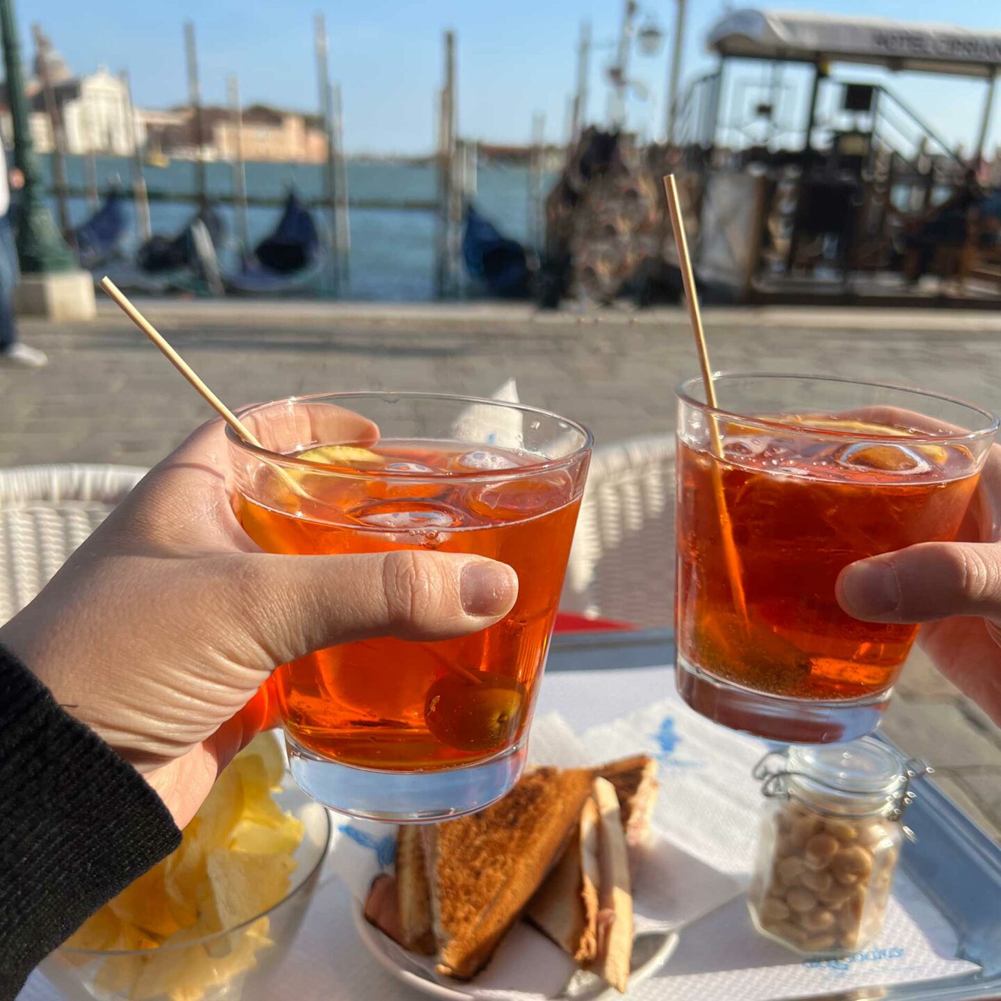typischer italienischer Aperitif während der Flitterwochen in Venedig