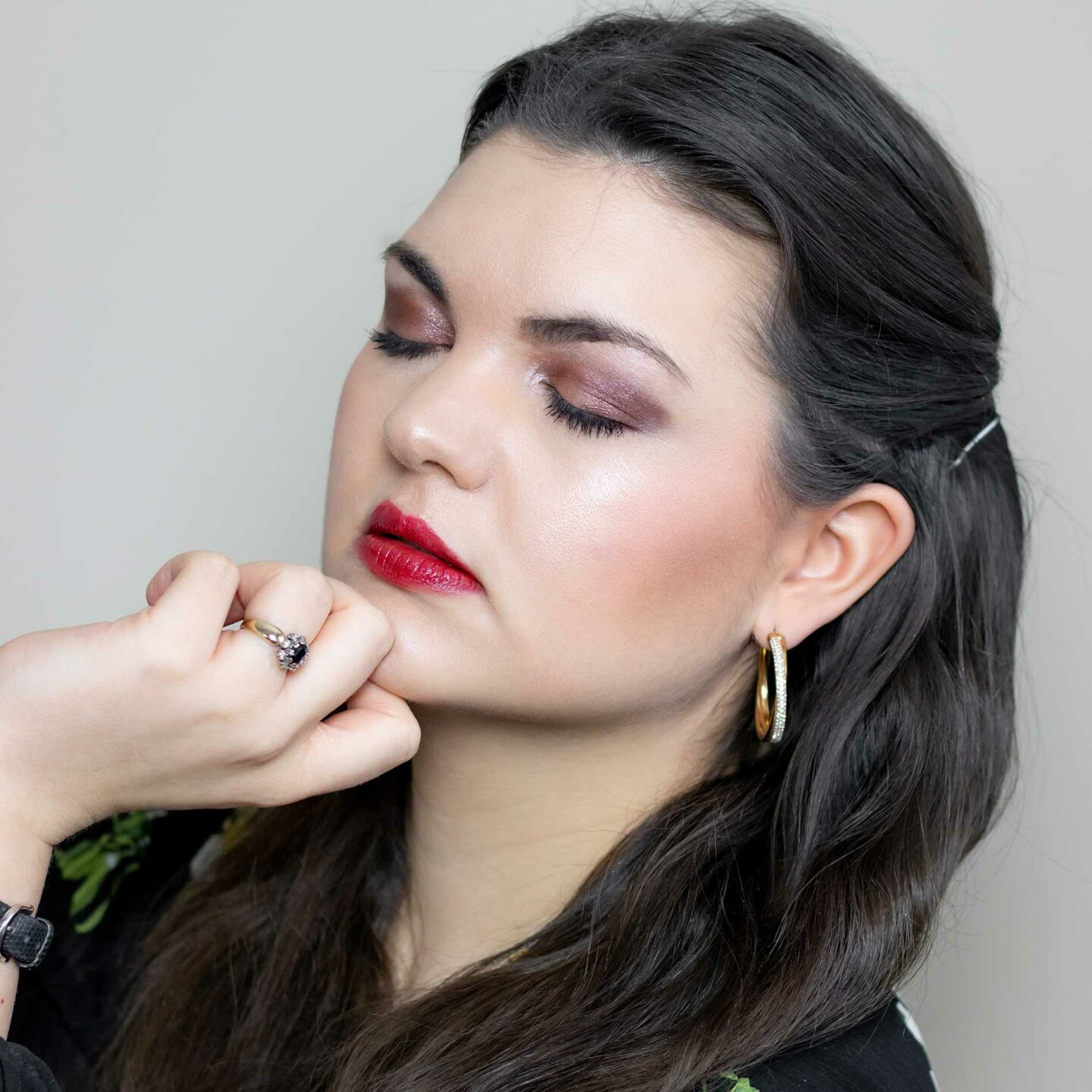 Wangen-Make-Up mit einem Rouge von Charlotte Tilbury in der Farbe Loveglow