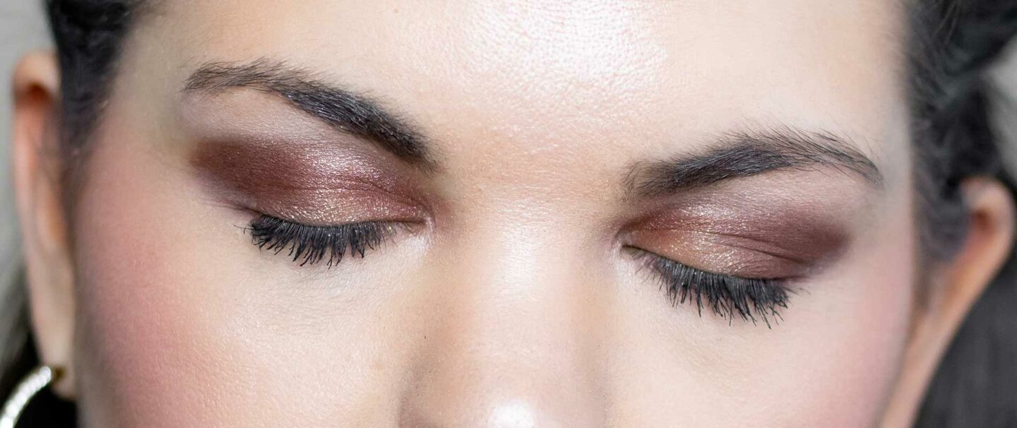 Augen-Make-Up mit einer Lidschatten Palette von Charlotte Tilbury