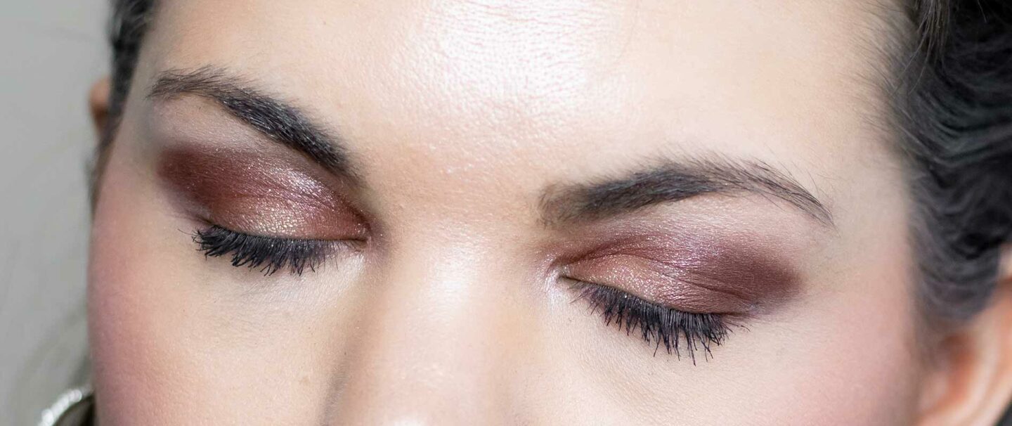Augen-Make-Up mit einer Lidschatten Palette von Charlotte Tilbury