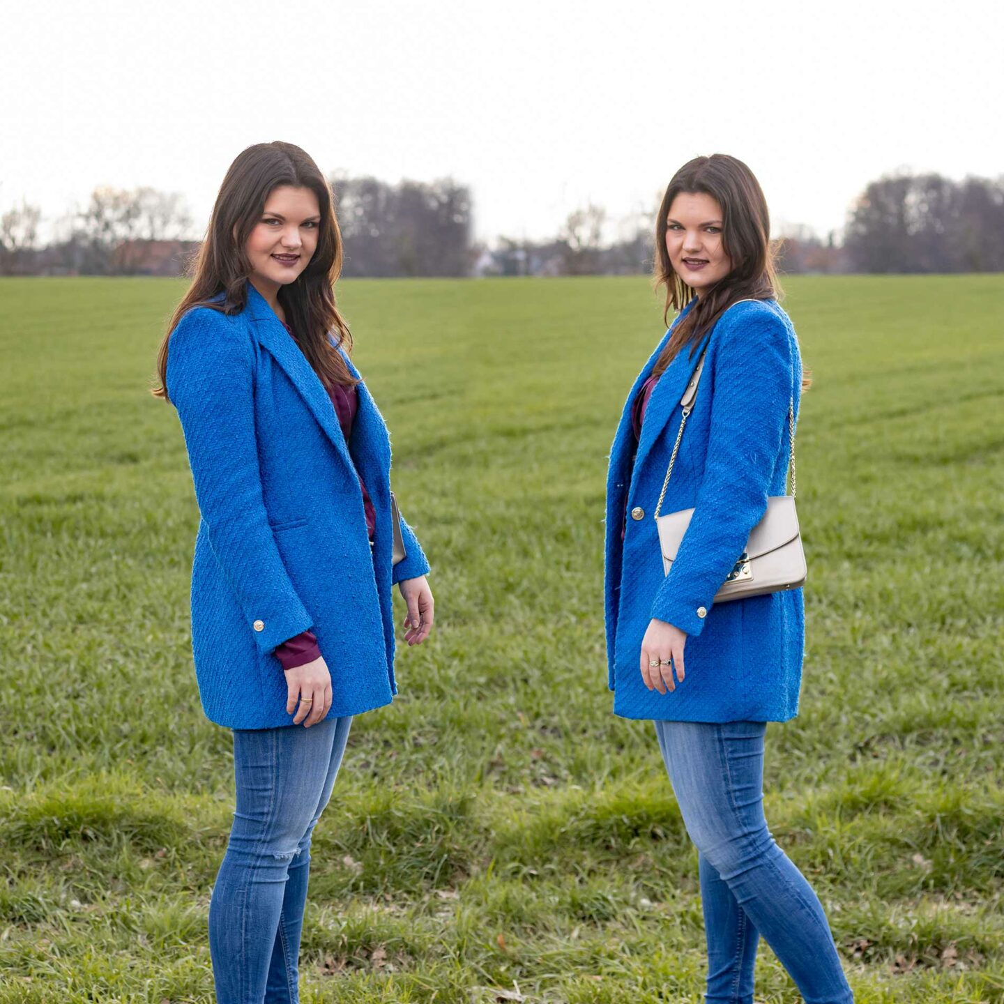 Blauer Tweed Blazer als Keypiece für einen Frühlingslook mit verschiedenen Blautönen