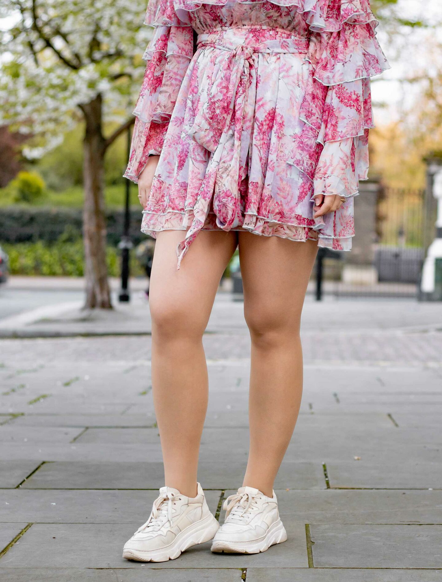 Romantischer Frühlingslook mit Off-Shoulder-Kleid und hellen Sneaker
